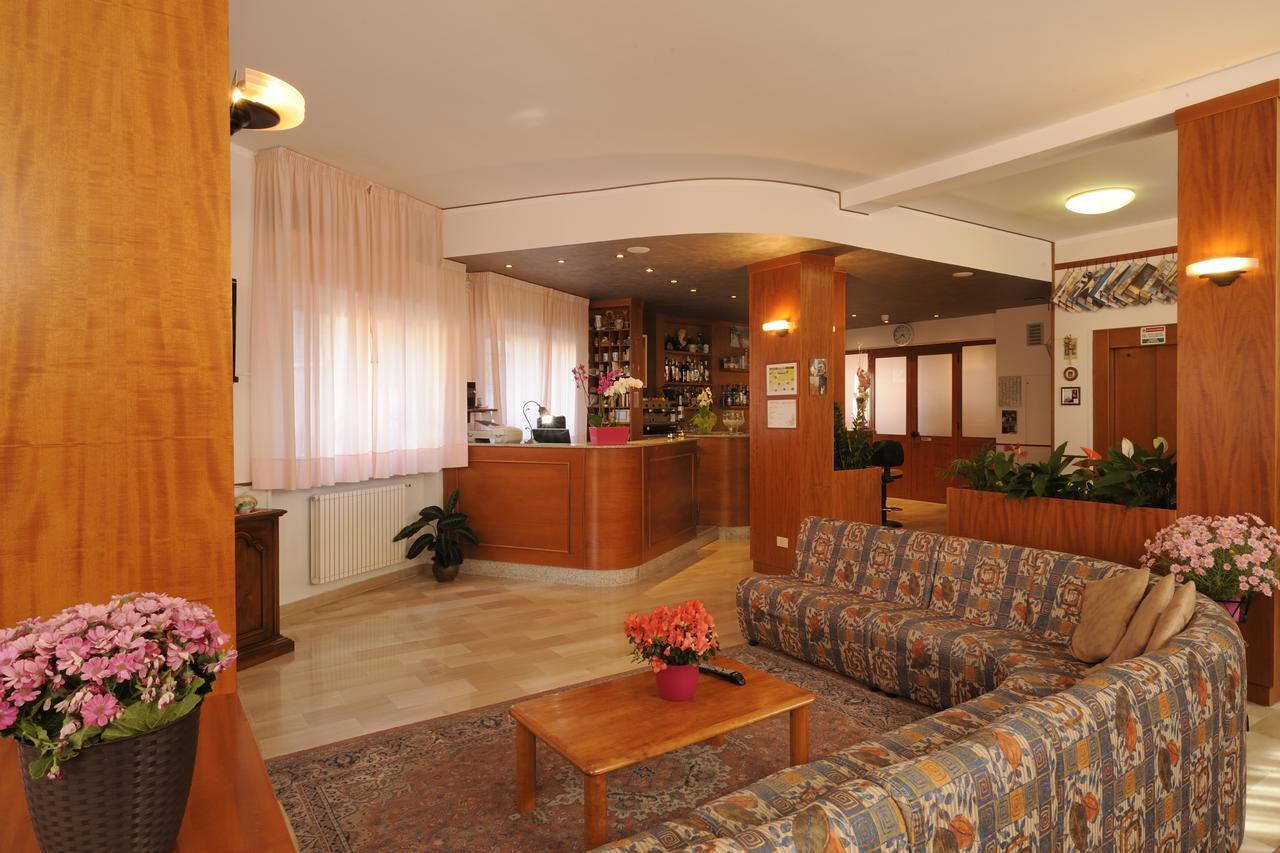 Hotel Tritone Laigueglia Exterior foto